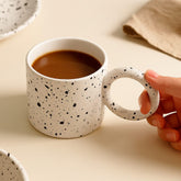 Caneca de Cerâmica com Pintura Salpicada e Alça Redonda Caneca de Cerâmica com Pintura Salpicada e Alça Redonda Doca